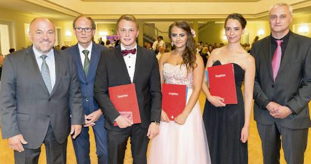 AbiBall mit Zeugnisübergabe vereint Absolventen der BBS Rinteln im